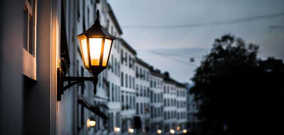 Leuchtende Straßenlampe in der Dämmerung